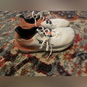 Altra Women’s Provision running shoes size 8.5 great condition smoke pet free
